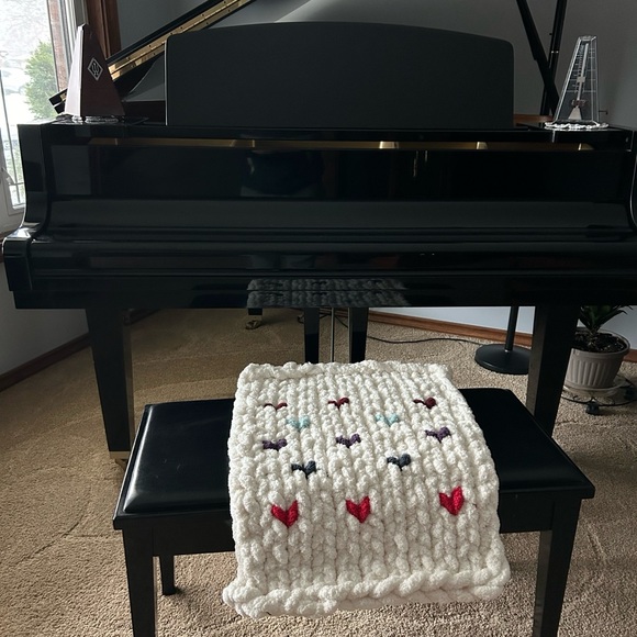 Handmade chunky knit Cream coloured pet bed with multi coloured hearts - Picture 4 of 5